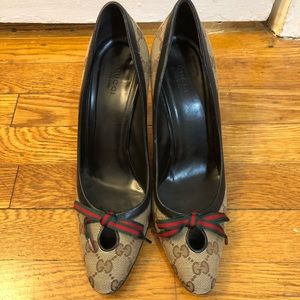 Gucci logo beige canvas bow pumps